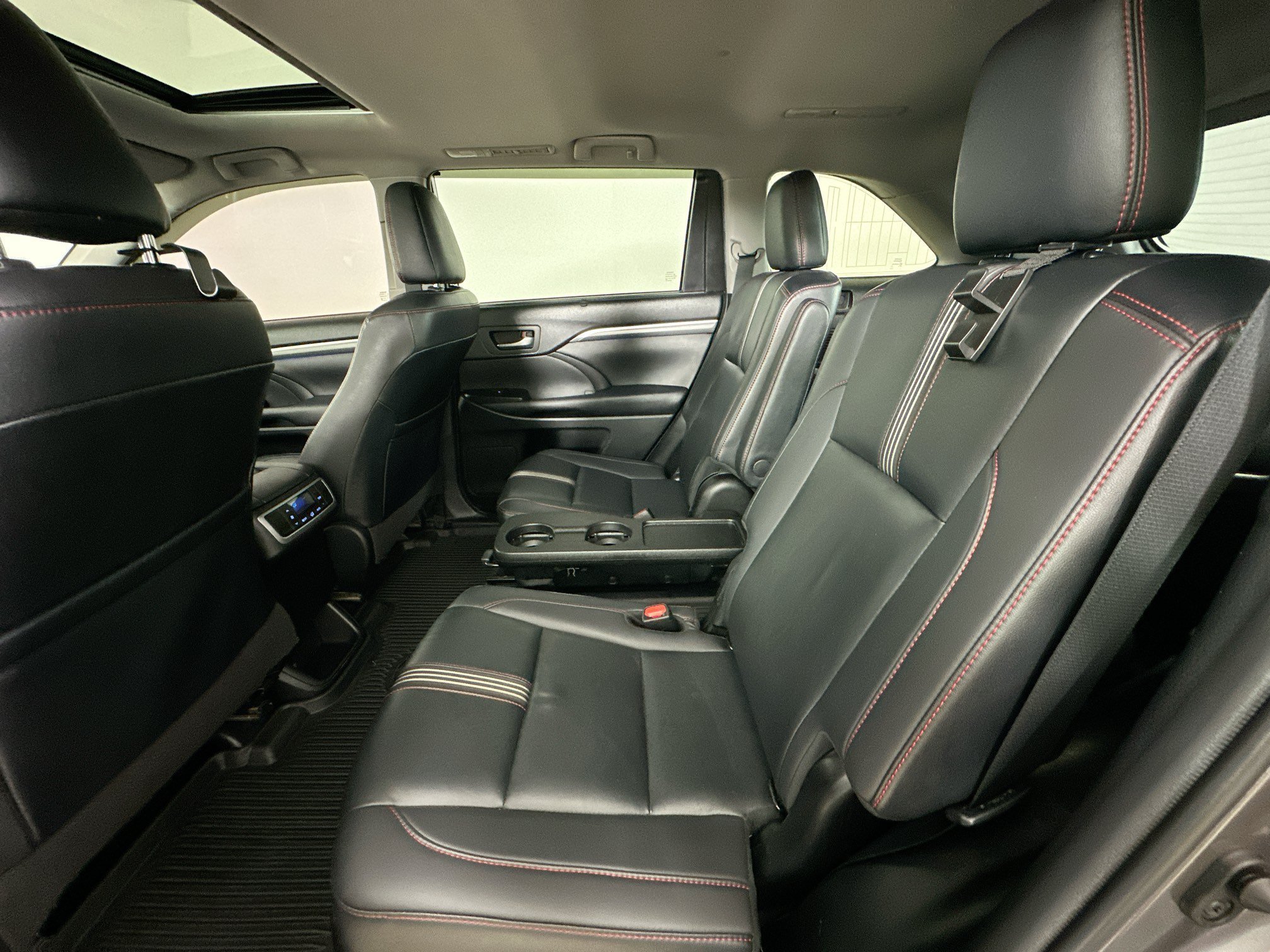 Used 2019 Toyota Highlander SE w/ Nightshade Edition AWD/4WD image 37