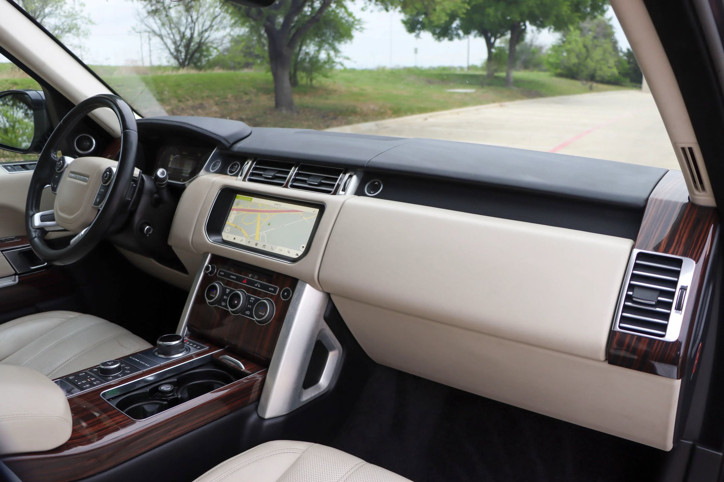 Used 2017 Land Rover Range Rover HSE image 17