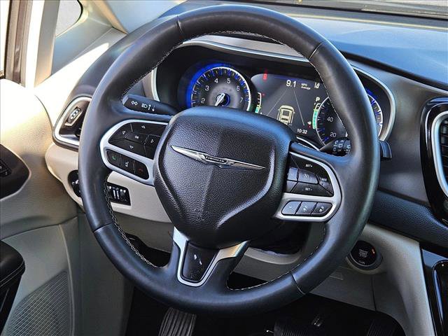 Used 2023 Chrysler Pacifica Touring-L image 11