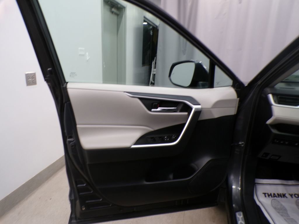 Used 2019 Toyota RAV4 XLE w/ Convenience Package AWD/4WD image 13