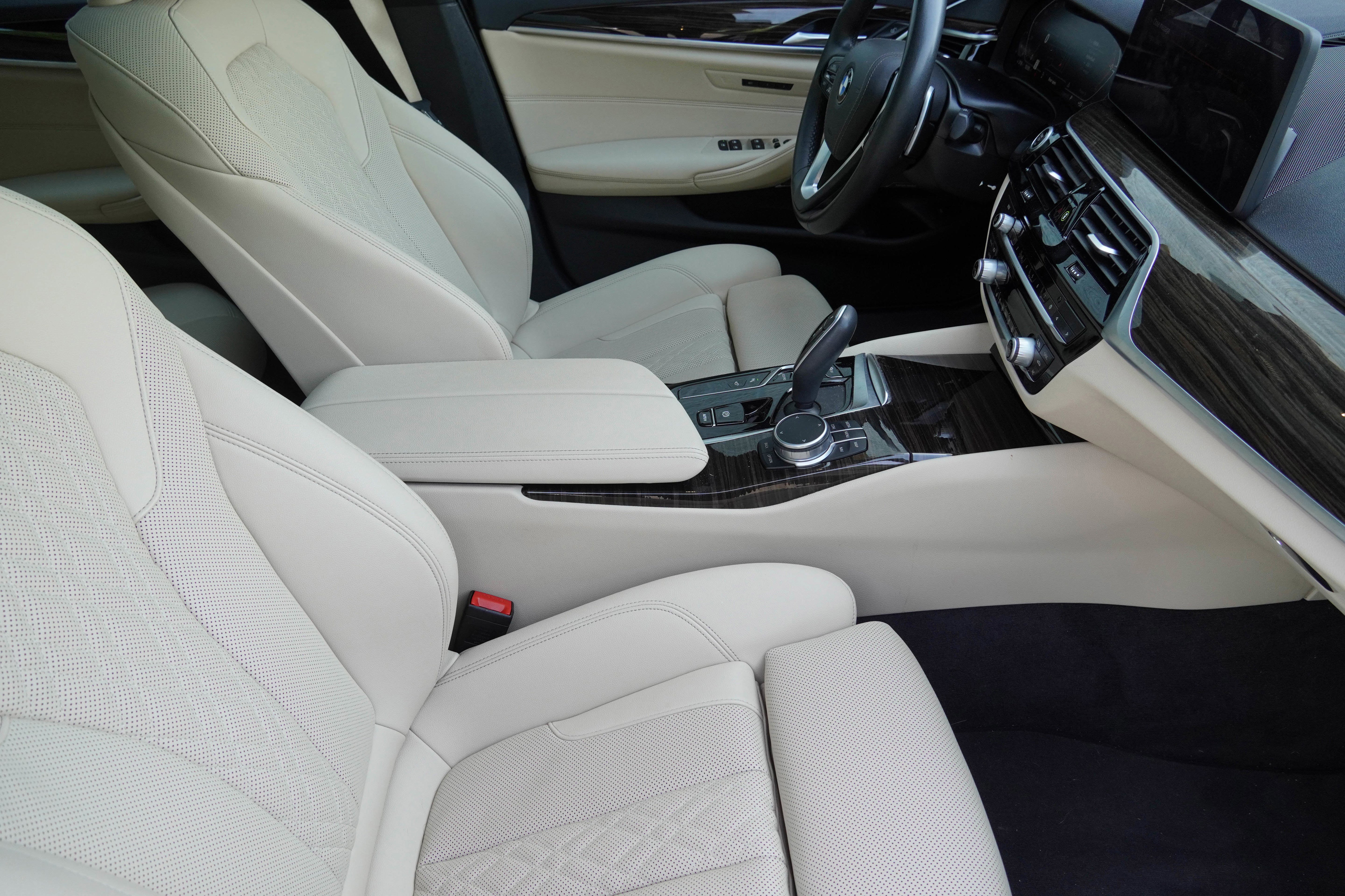 Used 2021 BMW 540i w/ Premium Package image 12