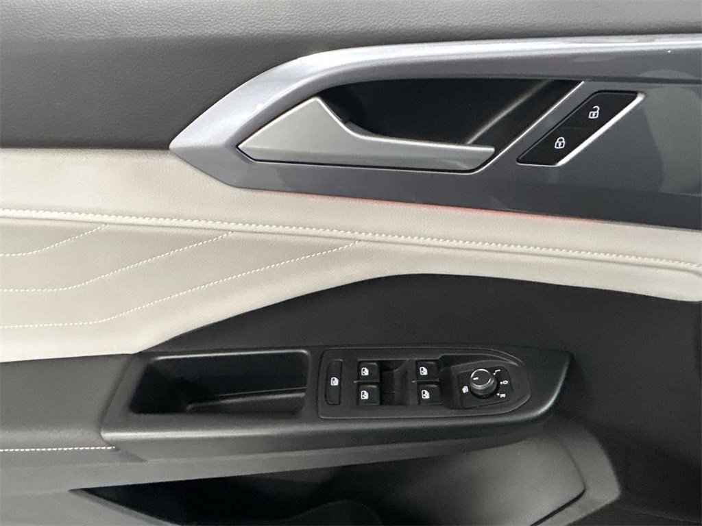 Certified 2025 Volkswagen Taos SEL image 19