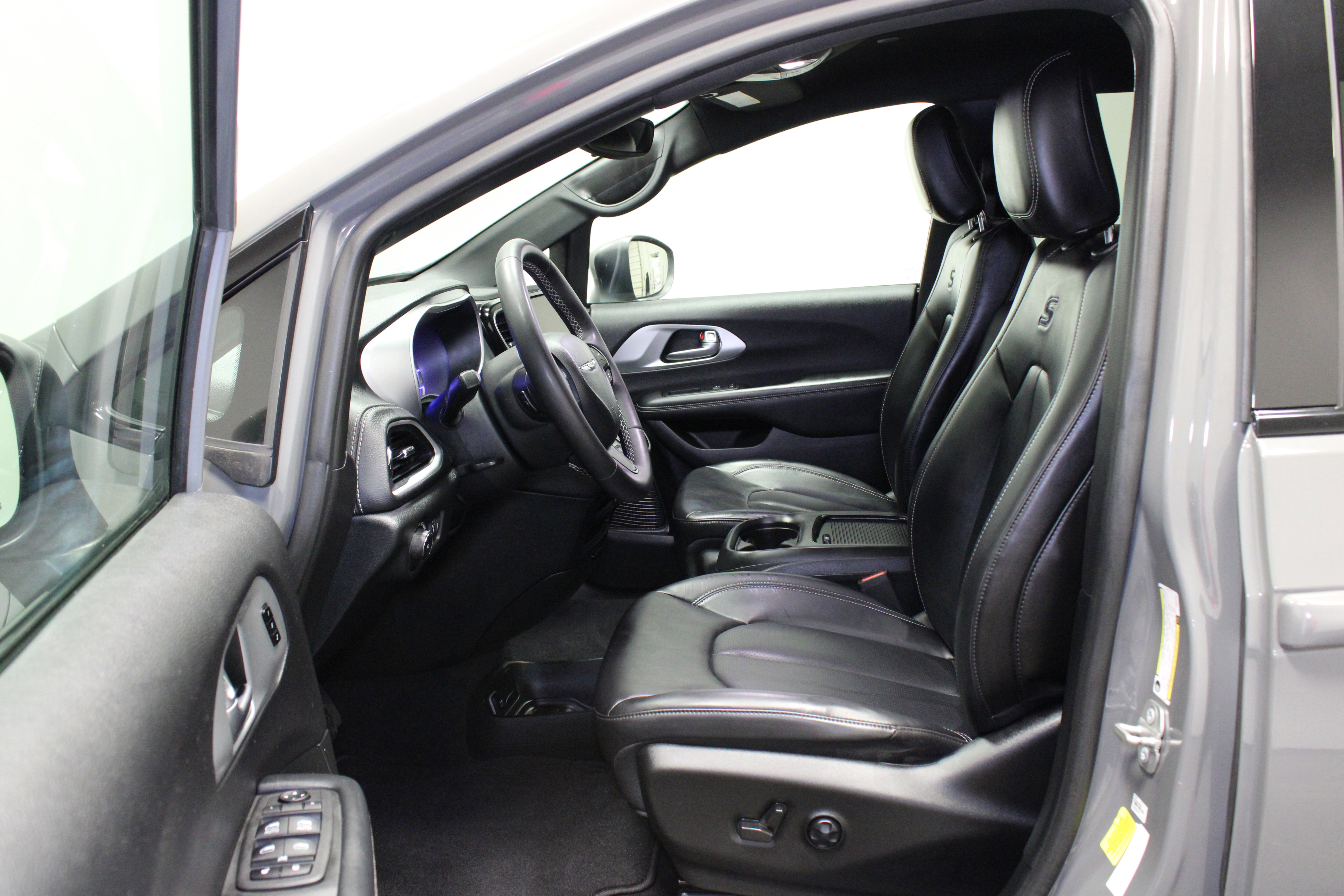 Used 2023 Chrysler Pacifica Touring-L w/ S Appearance Package FWD image 12
