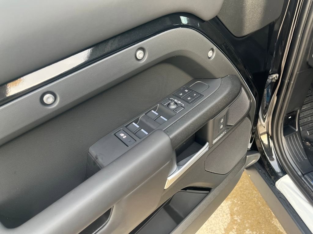 New 2026 Land Rover Defender 110 V8 AWD/4WD image 11