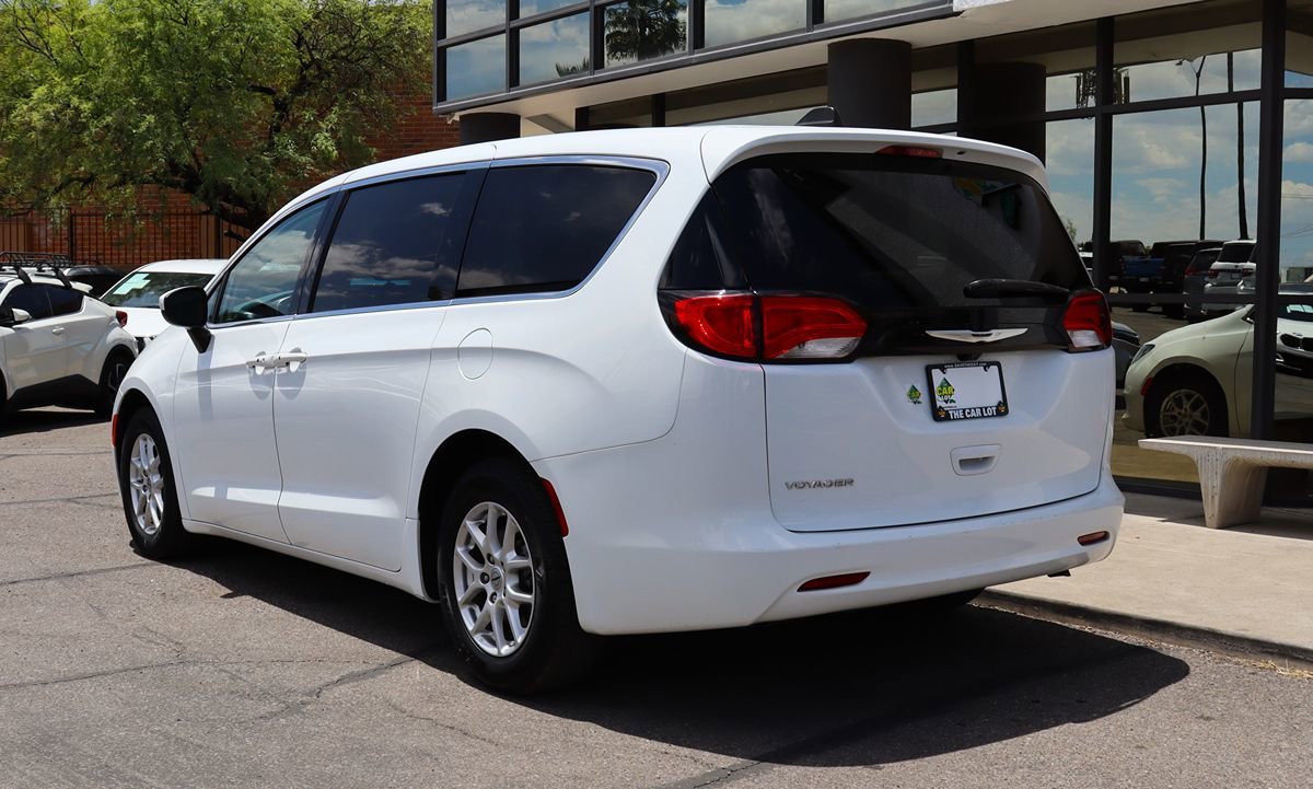 Used 2023 Chrysler Voyager LX FWD image 9