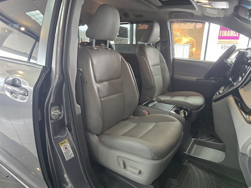 Used 2017 Toyota Sienna XLE w/ XLE Navigation Package image 15