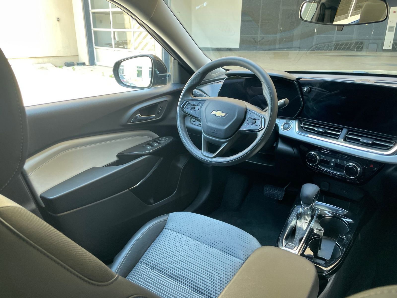 Used 2025 Chevrolet Trax LT FWD image 37