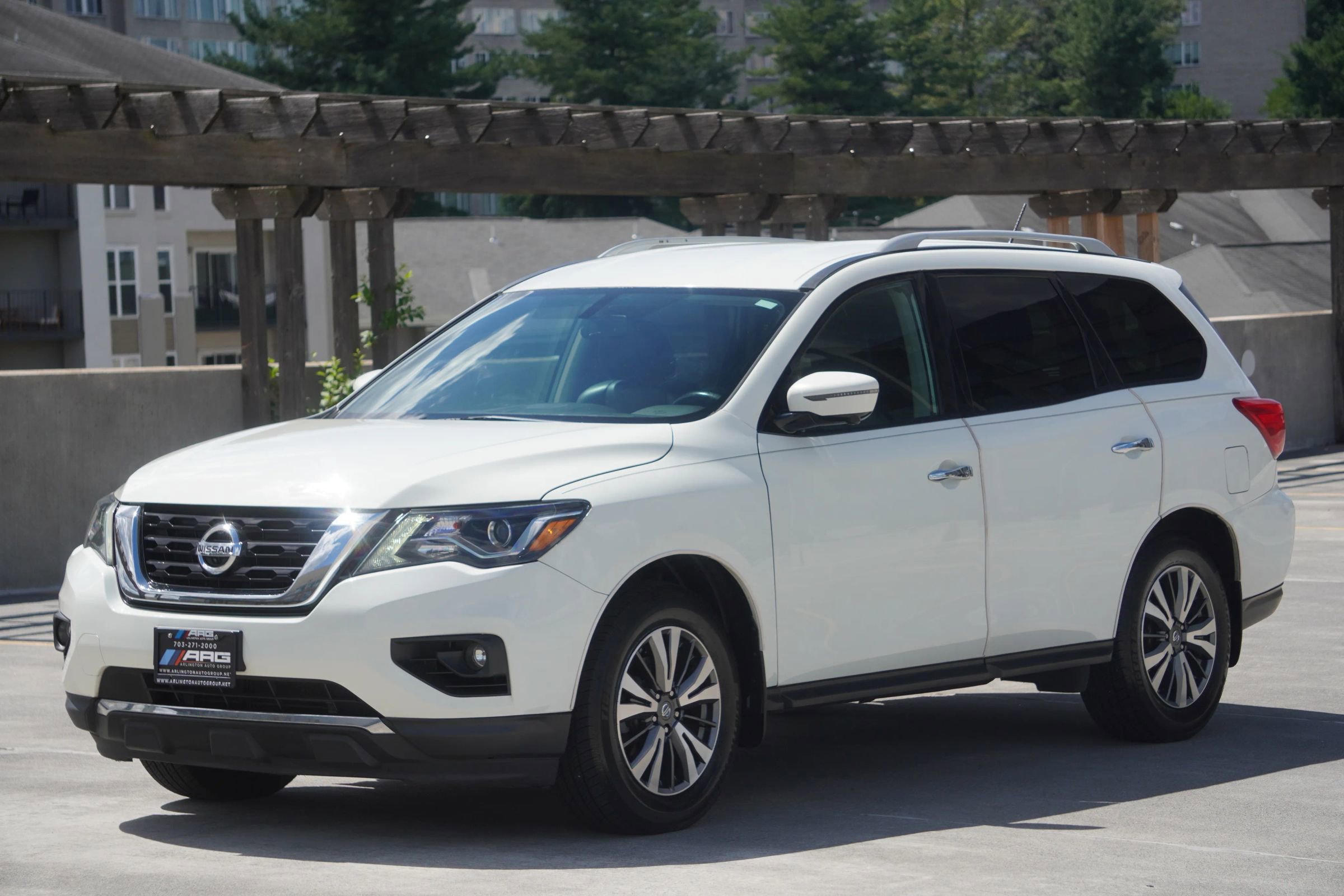 Used 2017 Nissan Pathfinder SL image 2
