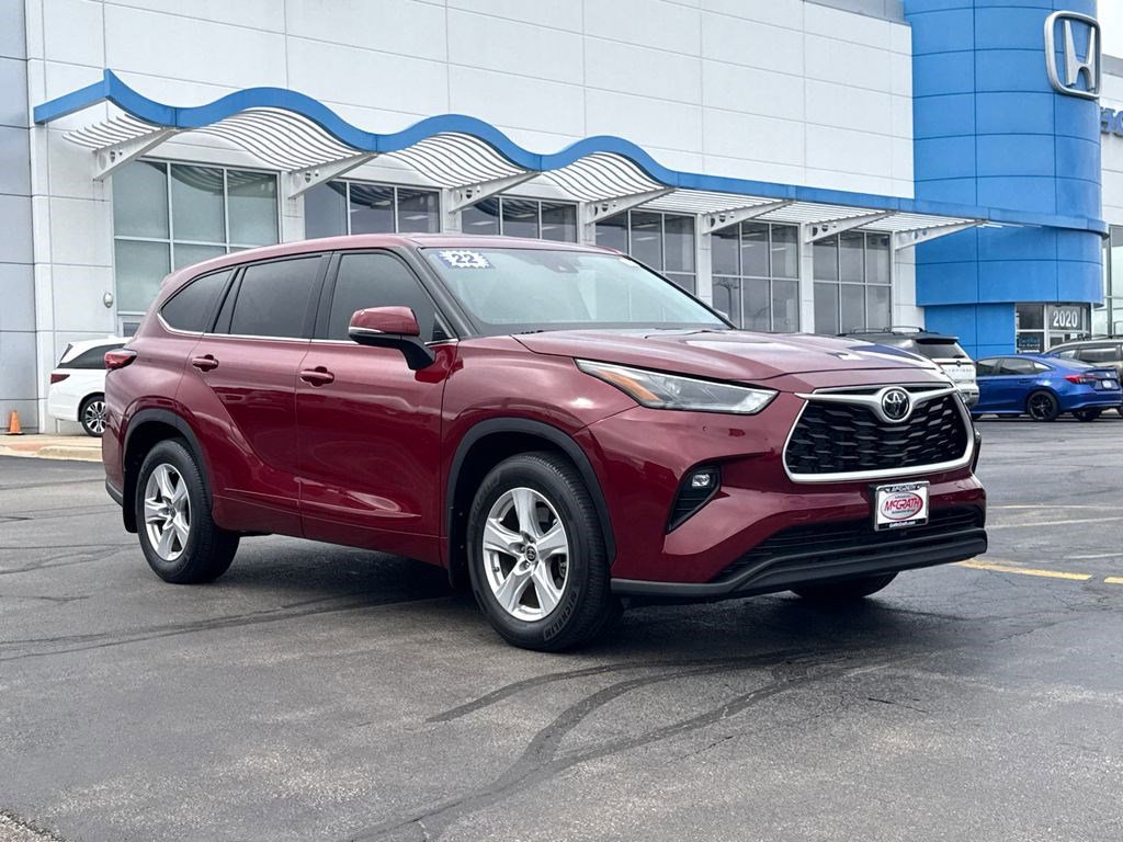 Used 2022 Toyota Highlander LE image 3
