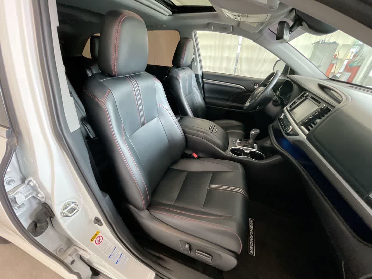 Used 2019 Toyota Highlander SE w/ Carpet Mat Package (TMS) AWD/4WD image 26