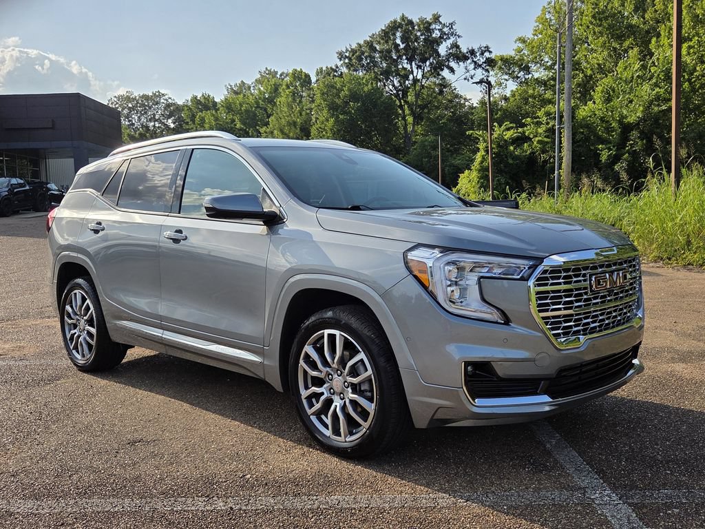 Used 2024 GMC Terrain Denali w/ Denali Premium Package AWD/4WD image 1