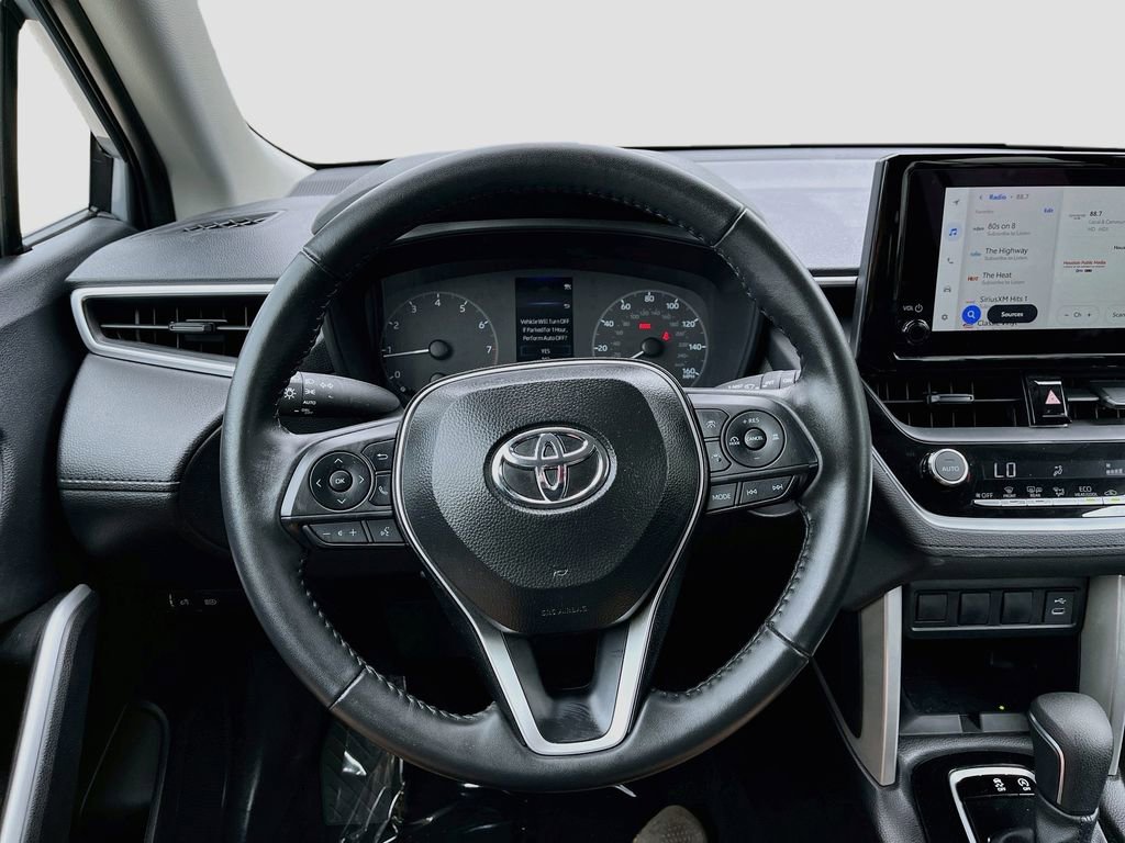 Used 2025 Toyota Corolla Cross LE FWD image 11