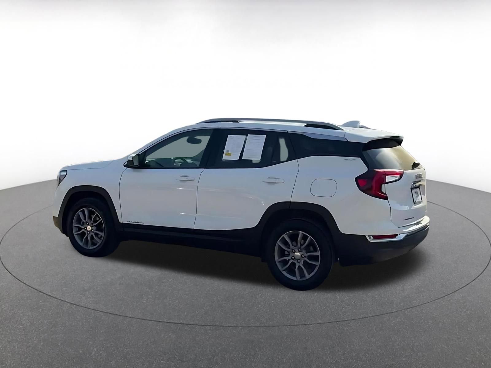 Used 2024 GMC Terrain SLT image 10