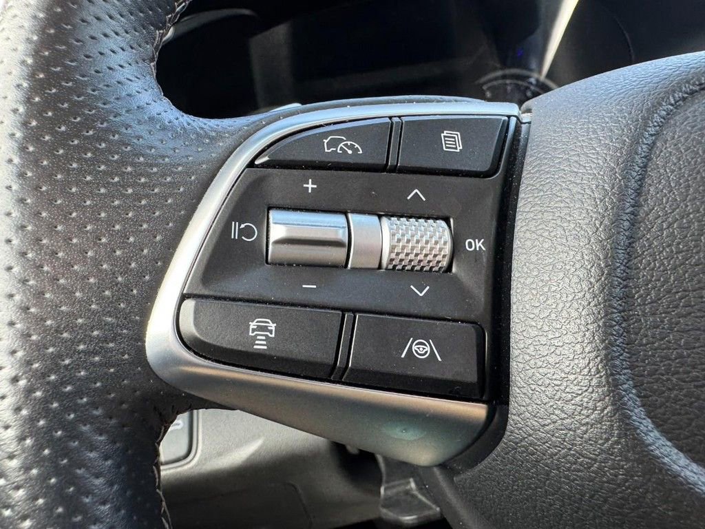 Used 2025 Genesis G70 2.5T image 16