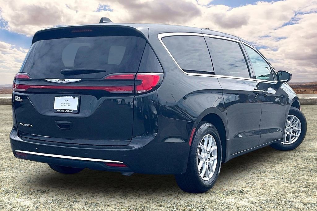 Used 2023 Chrysler Pacifica Touring-L FWD image 5