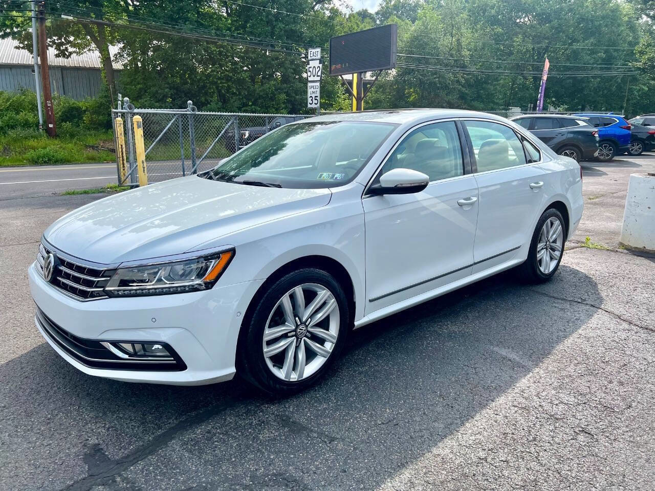 Used 2017 Volkswagen Passat 1.8T SEL Premium image 2