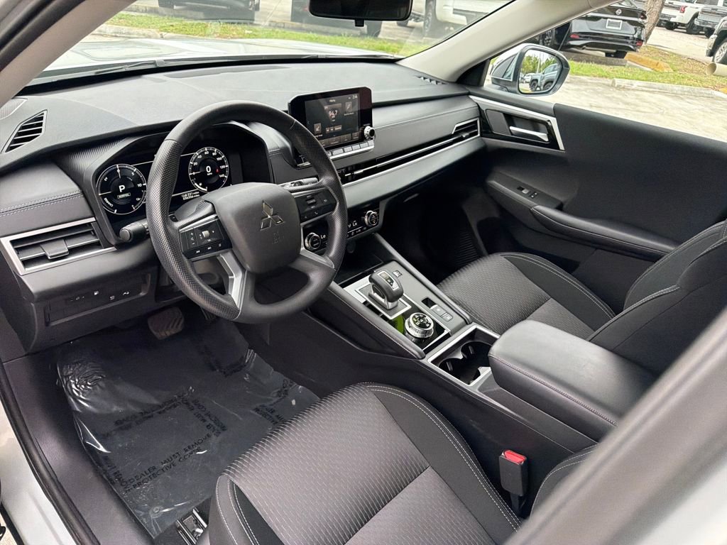 Used 2025 Mitsubishi Outlander ES AWD/4WD image 14