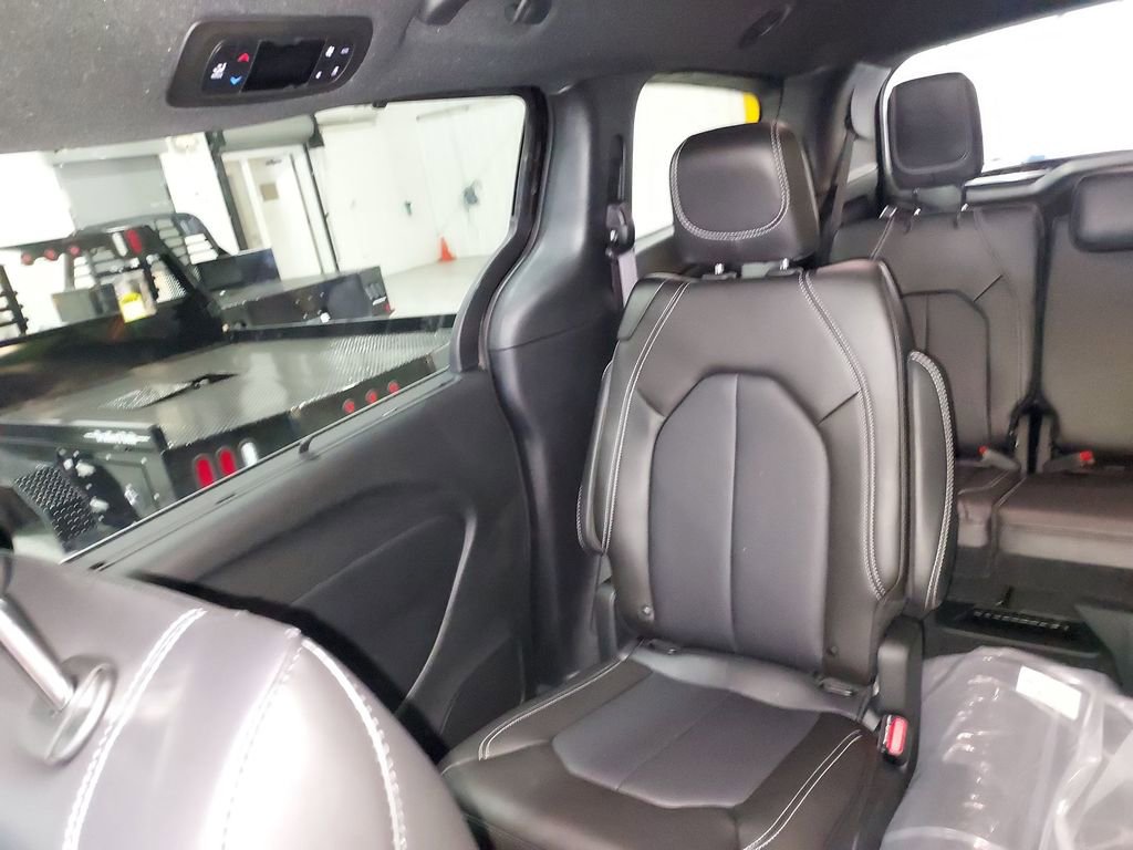 New 2026 Chrysler Pacifica Select image 12