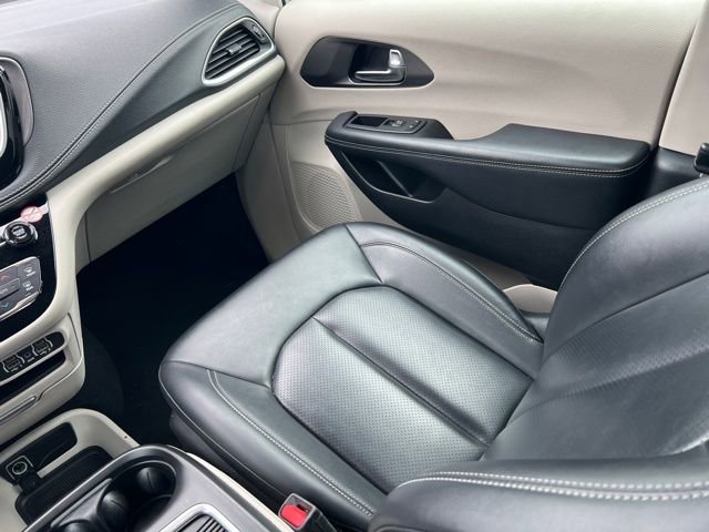 Used 2024 Chrysler Pacifica Select image 18