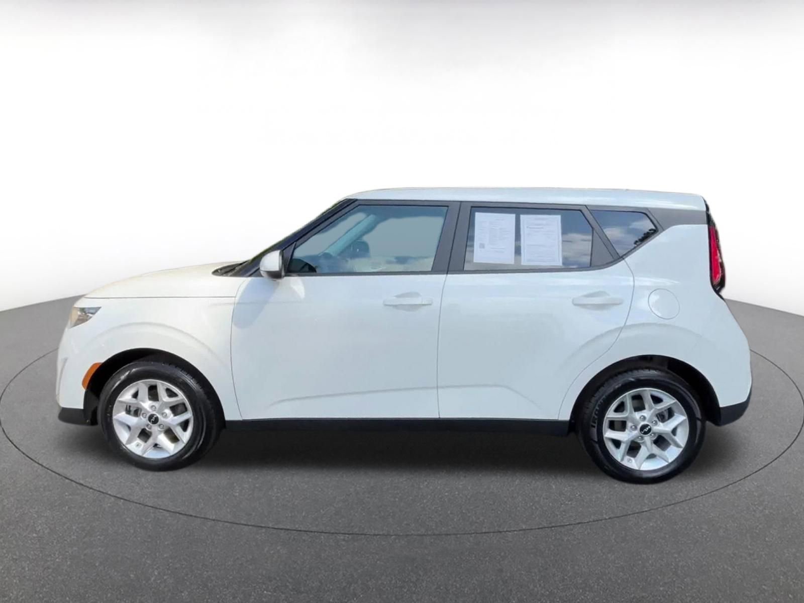 Used 2025 Kia Soul LX w/ LX Technology Package FWD image 9