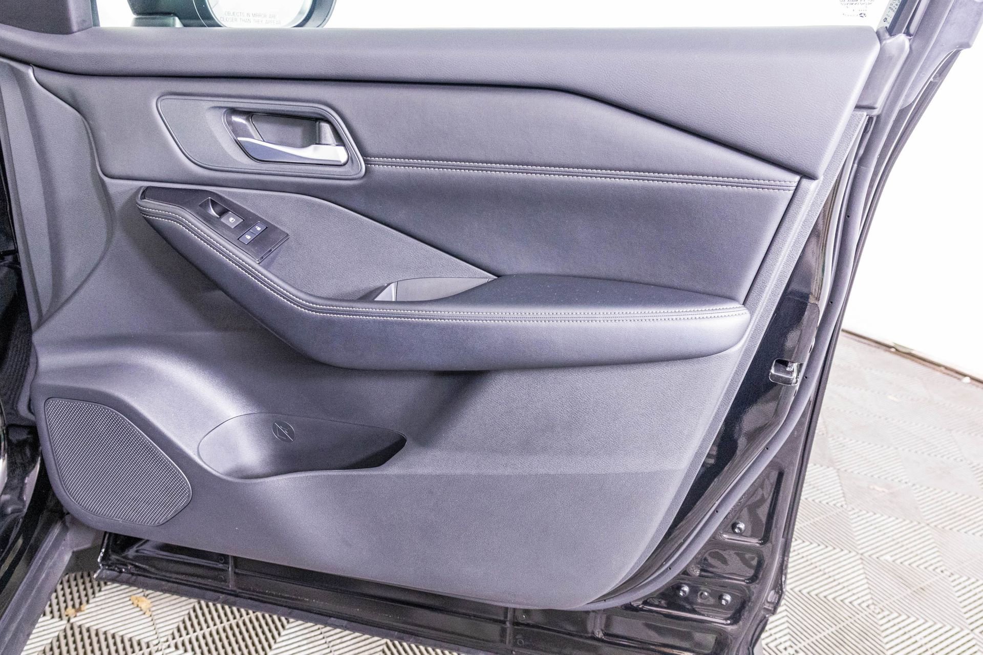 Used 2024 Nissan Rogue SV w/ SV Premium Package image 39