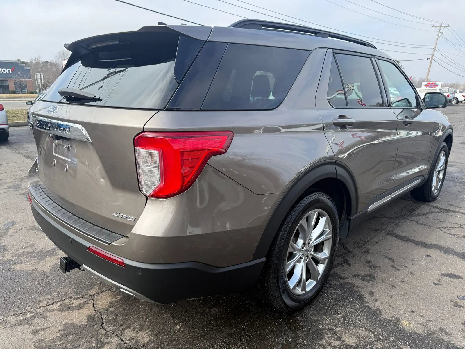 Used 2021 Ford Explorer XLT w/ Equipment Group 202A AWD/4WD image 3