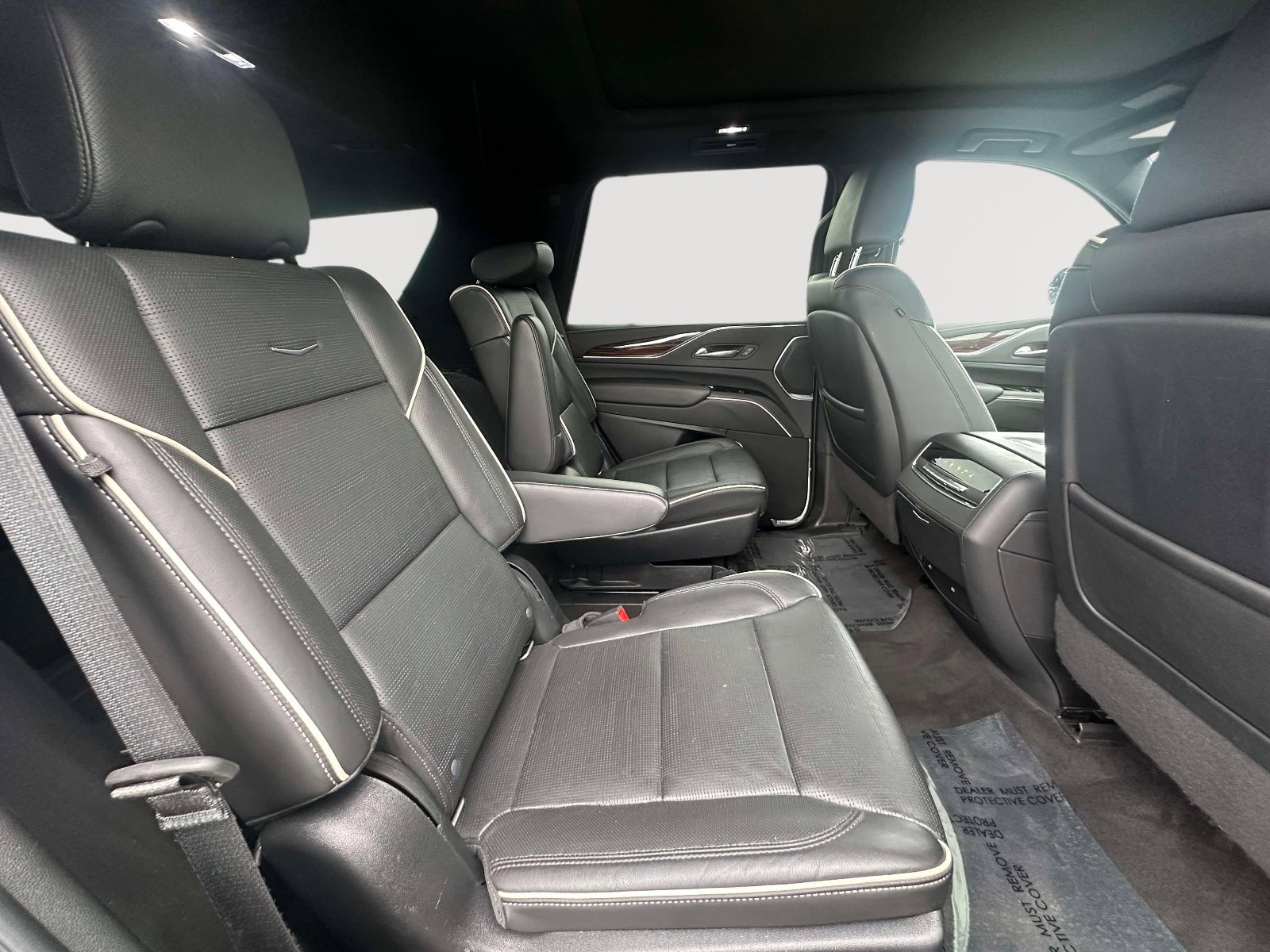 Used 2022 Cadillac Escalade Premium Luxury w/ LPO, Illumination Package image 32