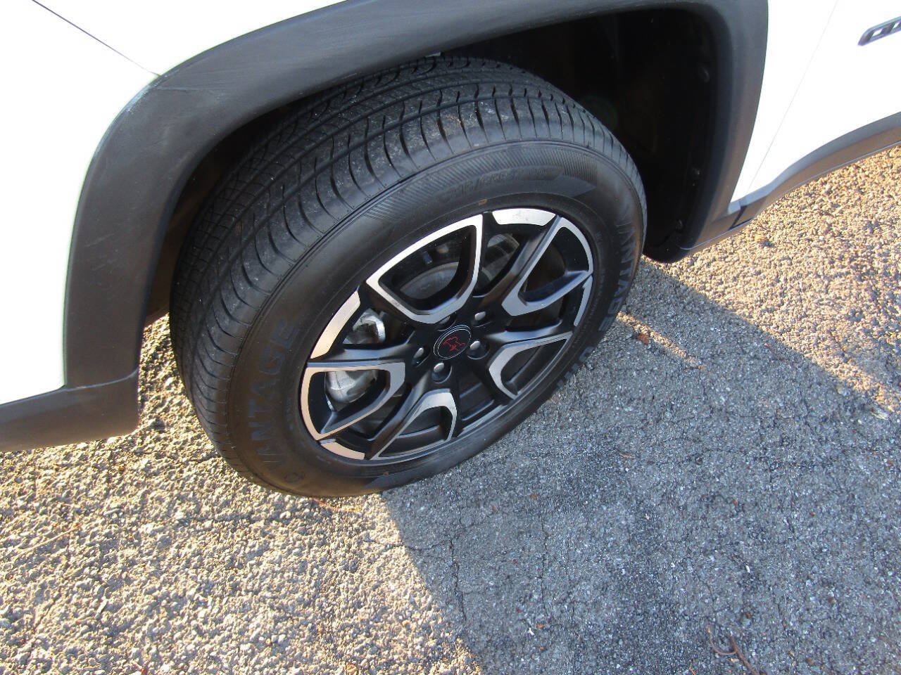 Used 2025 Jeep Compass Trailhawk AWD/4WD image 24
