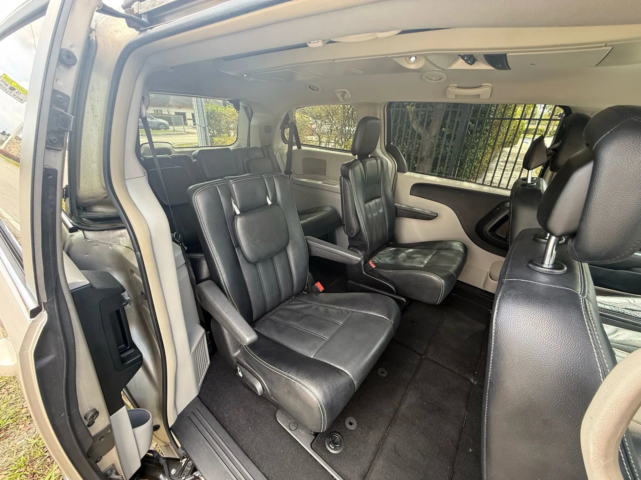 Used 2015 Chrysler Town & Country Touring image 5