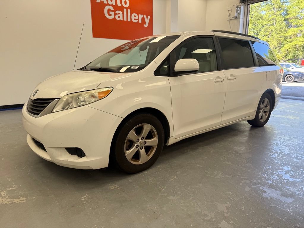 Used 2014 Toyota Sienna LE FWD image 3