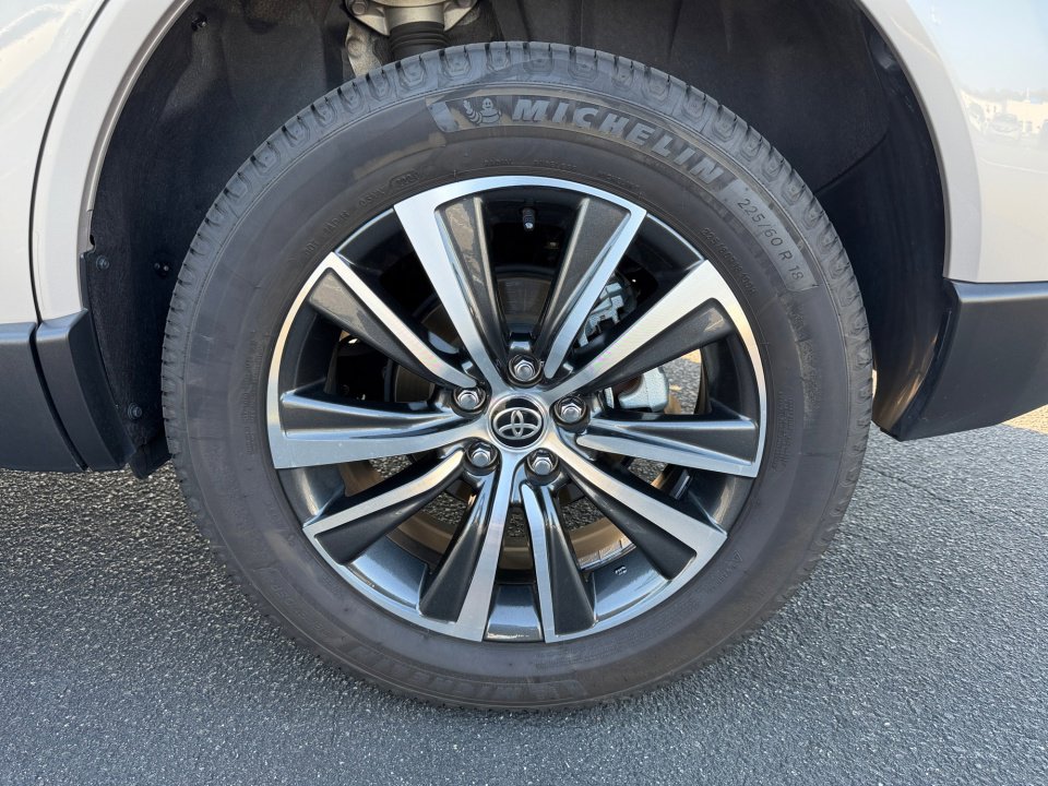 Used 2022 Toyota Venza LE image 26