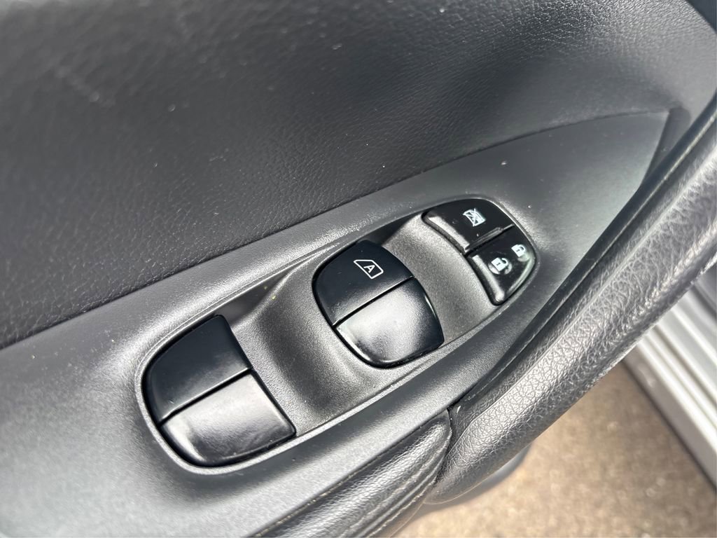 Used 2017 Nissan Rogue Sport SV AWD/4WD image 32