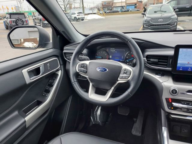 Used 2022 Ford Explorer XLT w/ Equipment Group 202A image 8
