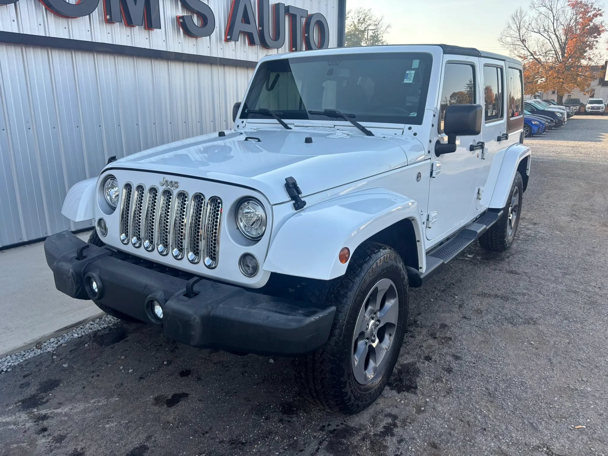 Used 2017 Jeep Wrangler Unlimited Sahara w/ Max Tow Package AWD/4WD image 13