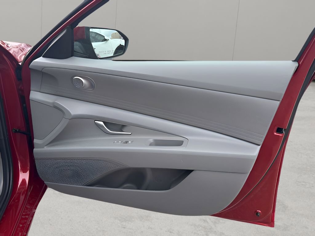 Used 2025 Hyundai Elantra SE FWD image 20