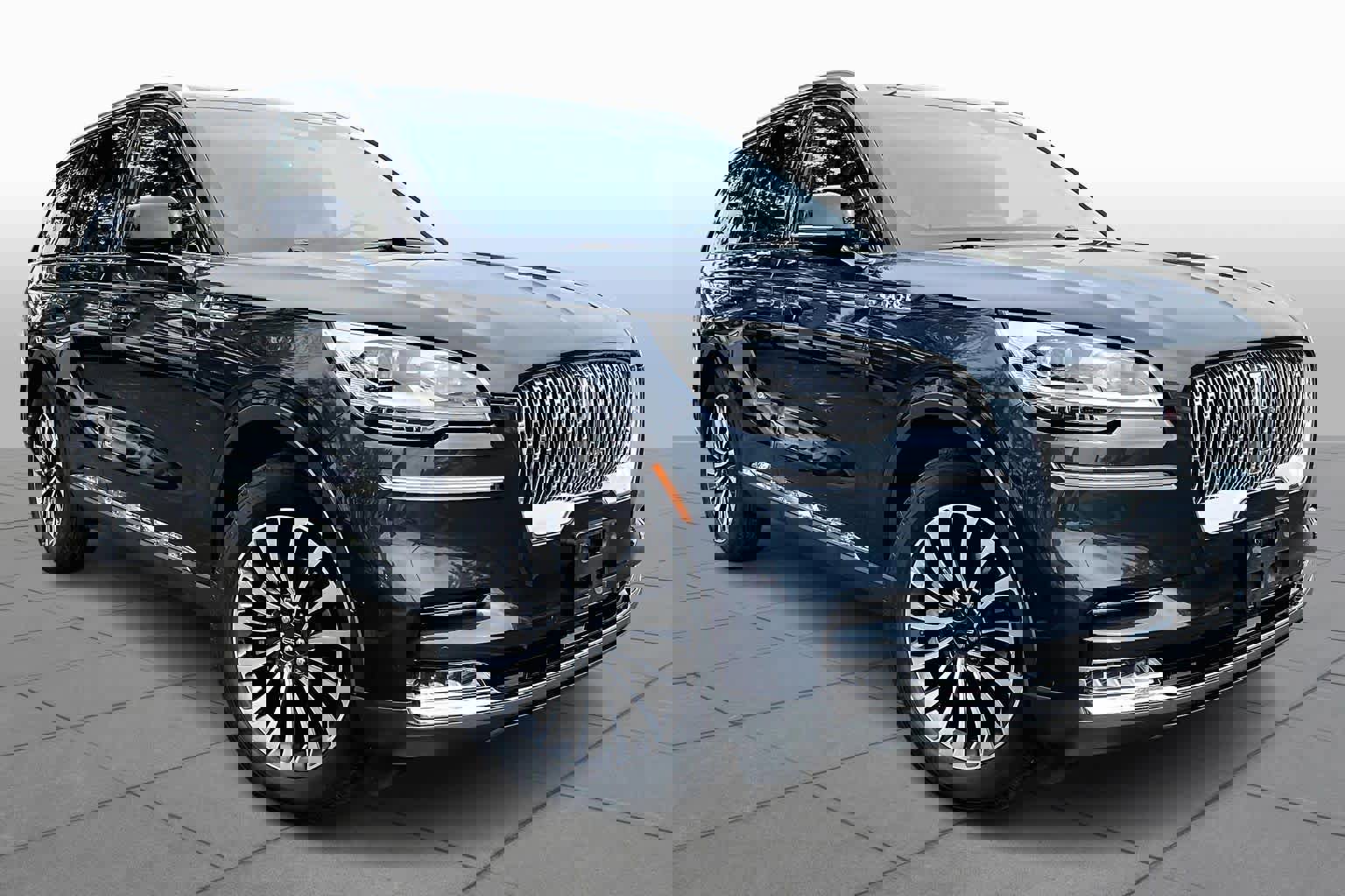 Used 2023 Lincoln Aviator Reserve w/ Equipment Group 201A image 2