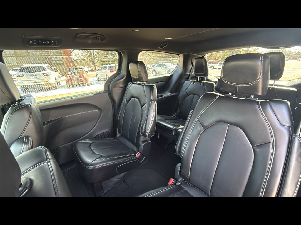 Used 2025 Chrysler Pacifica Select image 22