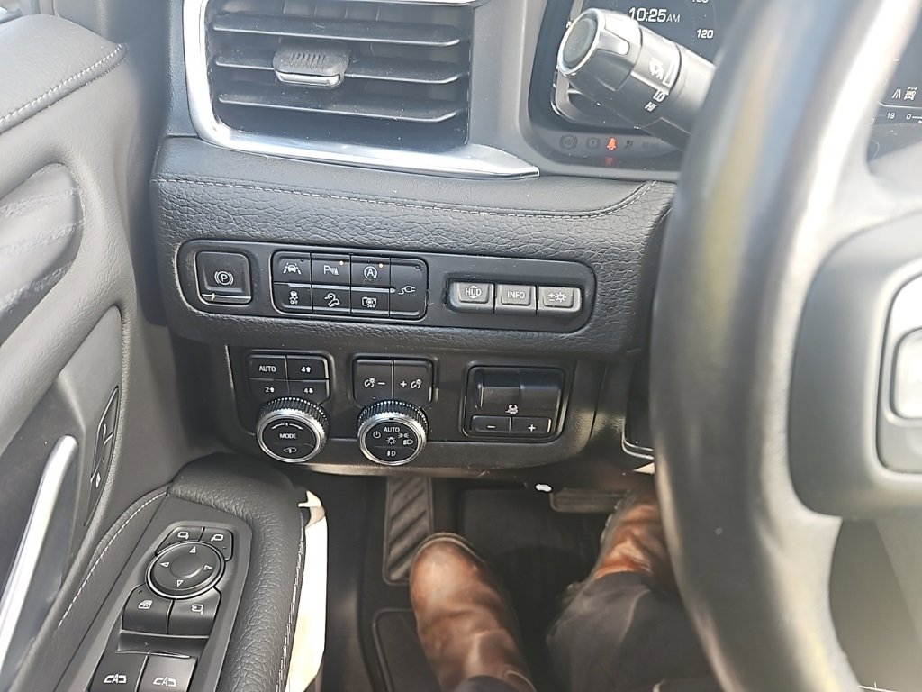 Used 2022 GMC Yukon Denali w/ Denali Premium Package image 16