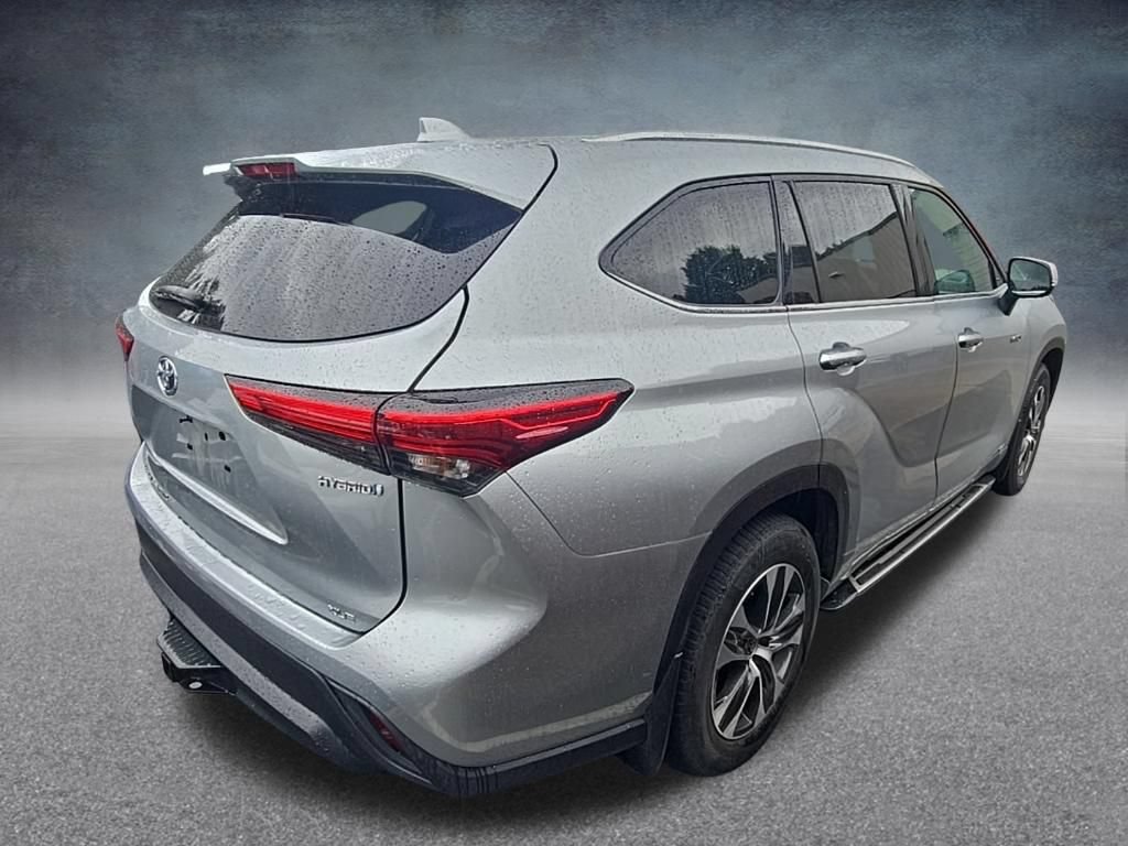 Used 2021 Toyota Highlander XLE AWD/4WD image 10