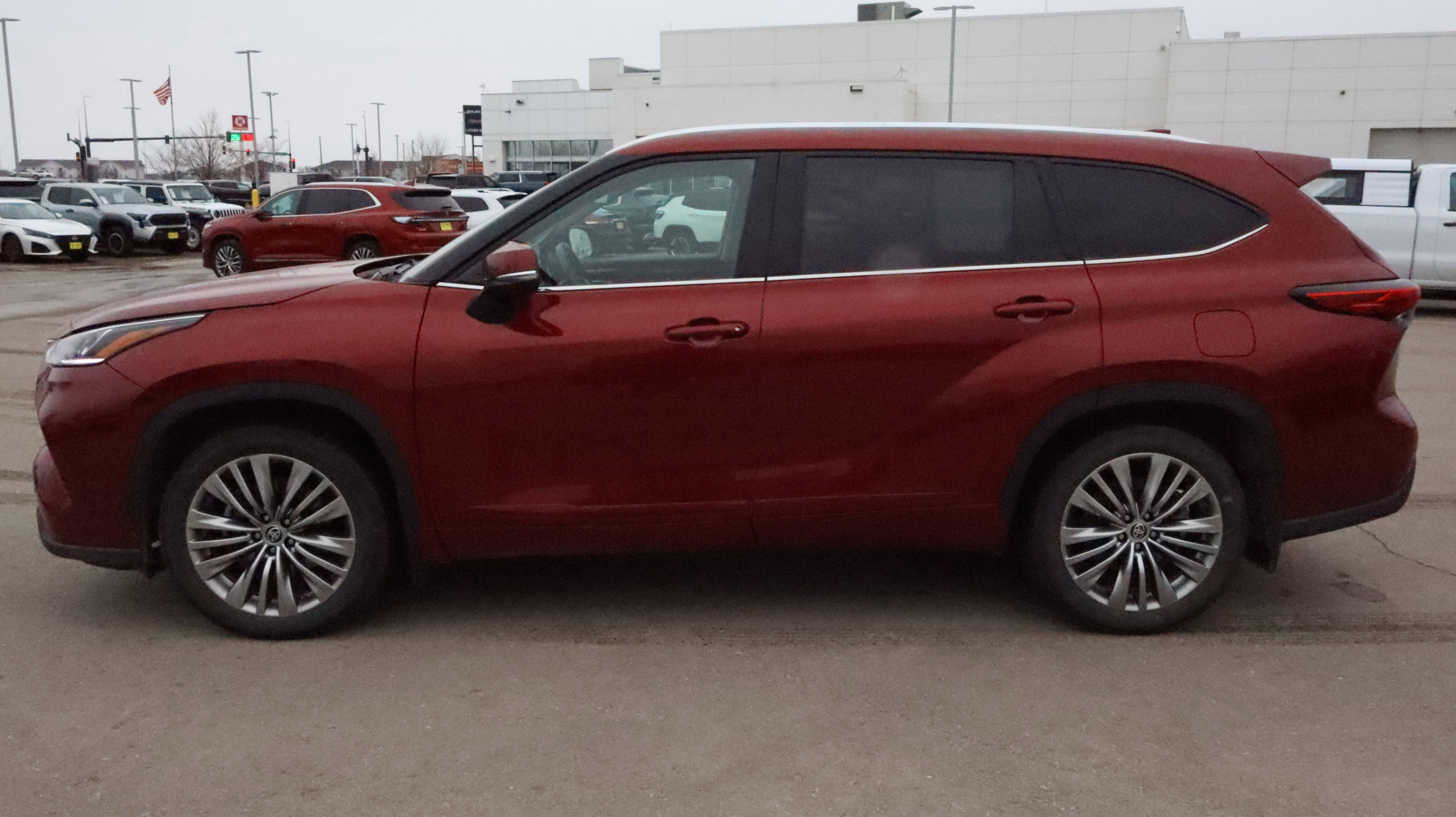 Used 2022 Toyota Highlander Platinum AWD/4WD image 4