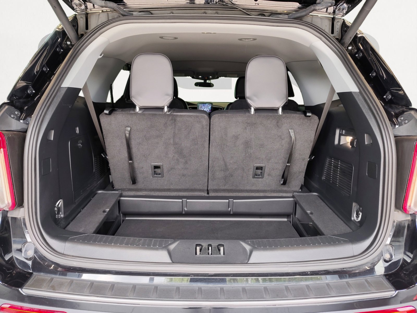 Used 2024 Ford Explorer XLT w/ Equipment Group 202A AWD/4WD image 16