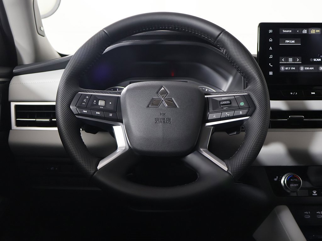 New 2025 Mitsubishi Outlander SE image 39
