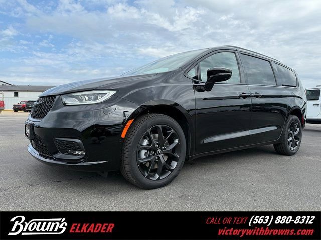 New 2026 Chrysler Pacifica Limited w/ S Appearance Package image 1