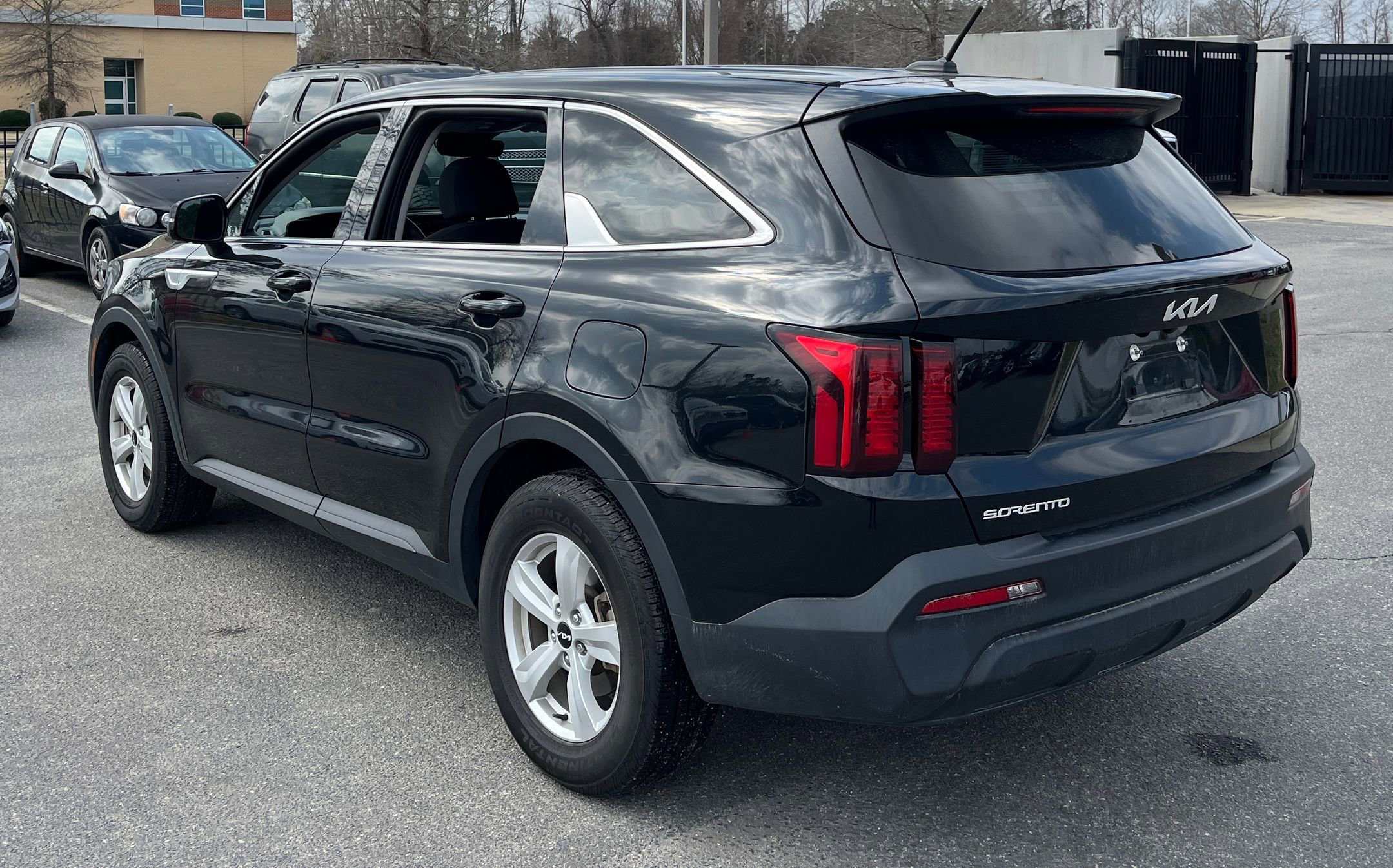 Used 2023 Kia Sorento LX image 6