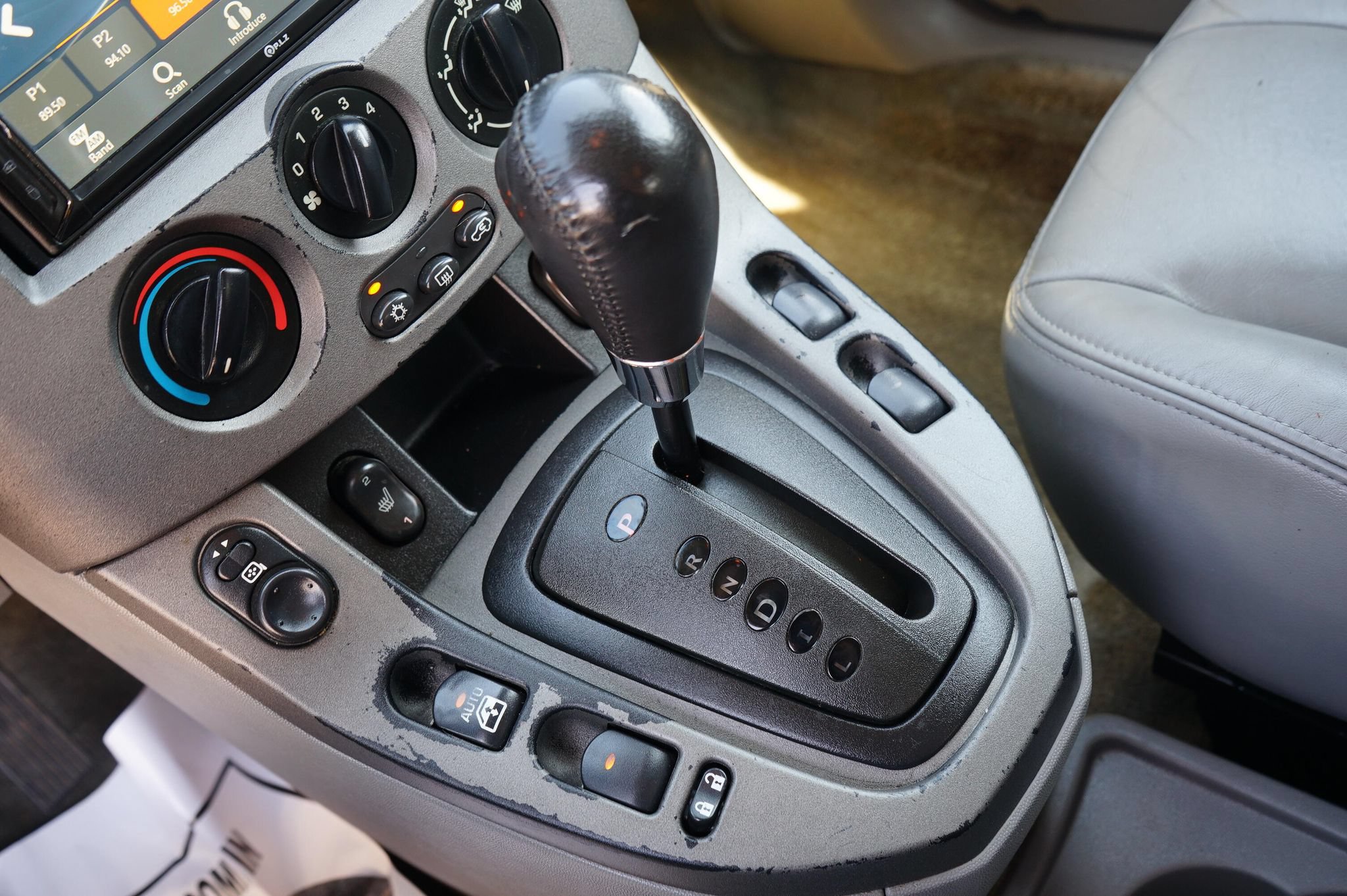 Used 2004 Saturn Vue AWD V6 w/ Leather Appointments Pkg image 19
