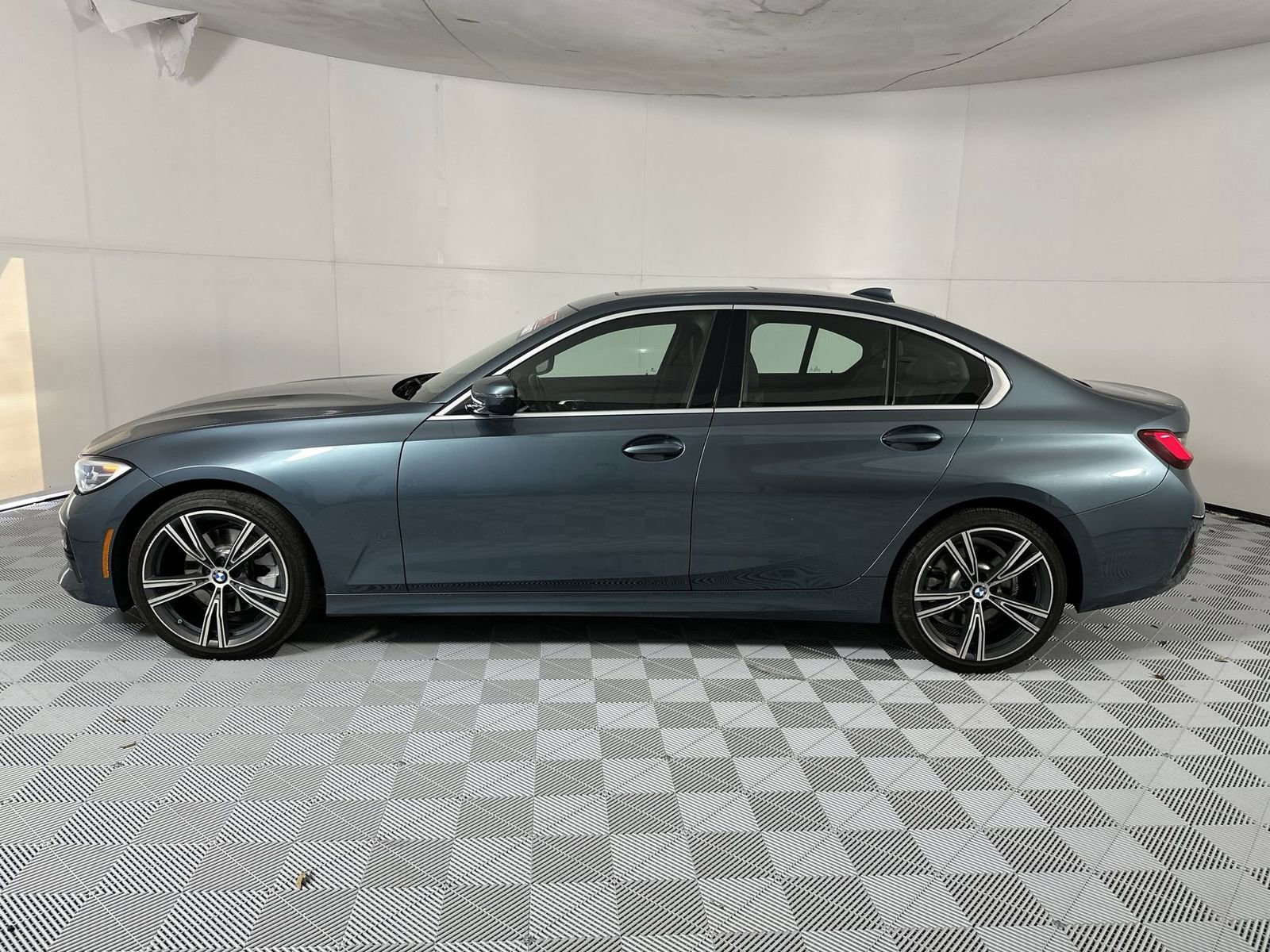 Used 2021 BMW 330i Sedan w/ Convenience Package RWD image 9