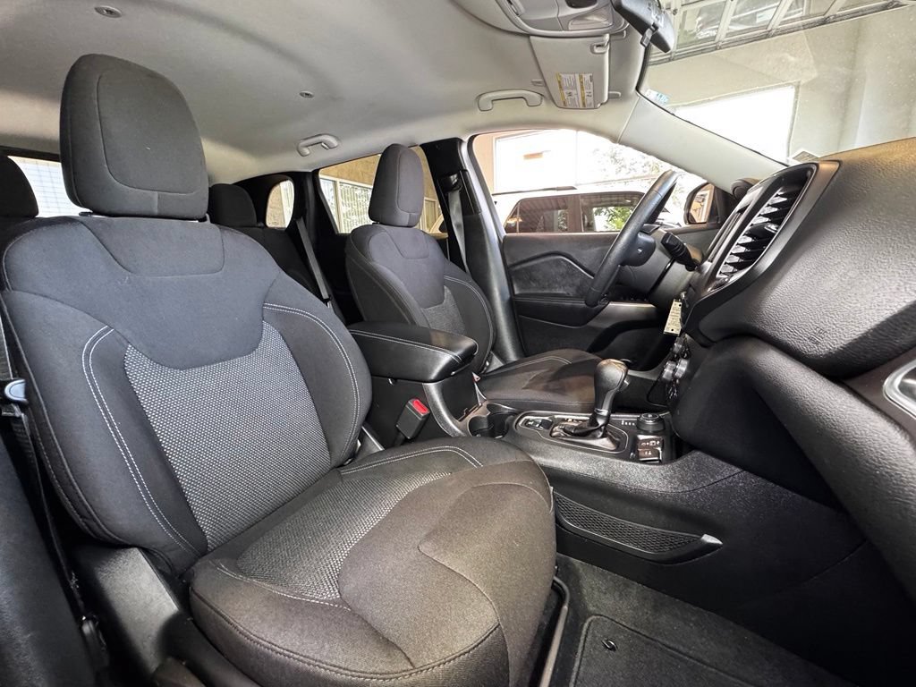 Used 2019 Jeep Cherokee Latitude w/ Popular Appearance Group AWD/4WD image 48