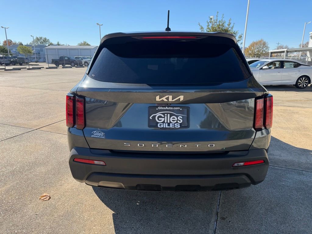 Used 2022 Kia Sorento LX image 4