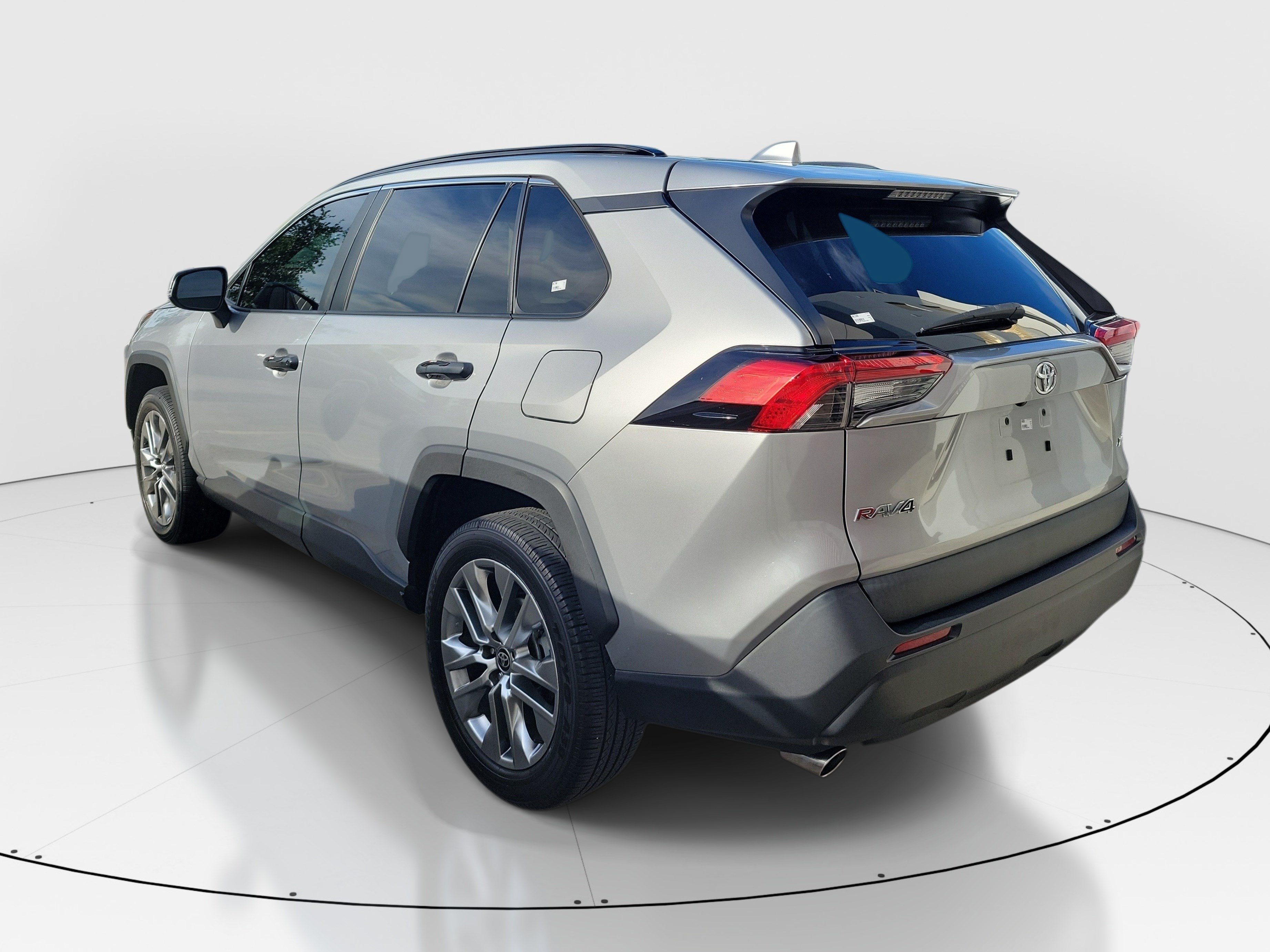 Used 2023 Toyota RAV4 XLE Premium FWD image 4