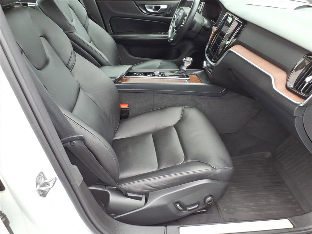 Used 2021 Volvo S60 T5 Momentum w/ Climate Package image 9